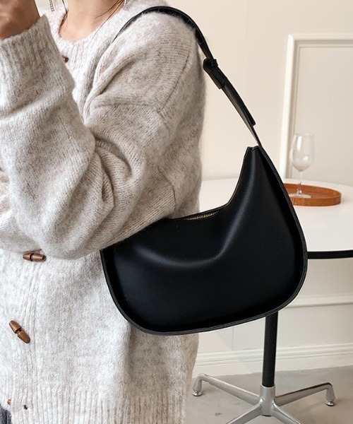 Per sist ence（パーシエンス）の「フェイクレザーハーフムーンショルダーバッグ（ショルダーバッグ・レディース・アイボリー/ブラック/ライトブラウン/キャメル/ベージュ・FREE）」の9枚目の写真