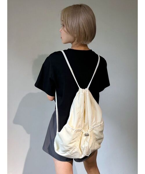 EMODA（エモダ）の「ナイロンドローストリングバッグ（バックパック/リュック・レディース・グレー/ブラック/アイボリー・FREE）」の4枚目の写真