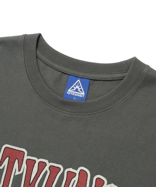 ISTKUNST(イストクンスト)の「A'GEM/9 × .kom 『ISTKUNST/イストクンスト』 SCENE BAND TEE/シーン バンド Tシャツ(Tシャツ/カットソー・メンズ・チャコールグレー/ブラウン・M/L)」の9枚目の写真