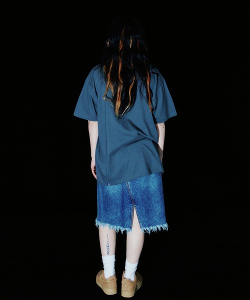 ISTKUNST(イストクンスト)の「A'GEM/9 × .kom 『ISTKUNST/イストクンスト』 SCENE BAND TEE/シーン バンド Tシャツ(Tシャツ/カットソー・メンズ・チャコールグレー/ブラウン・M/L)」の4枚目の写真