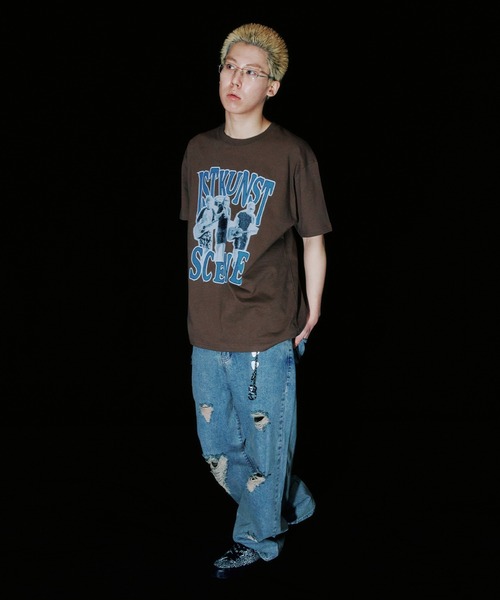 ISTKUNST(イストクンスト)の「A'GEM/9 × .kom 『ISTKUNST/イストクンスト』 SCENE BAND TEE/シーン バンド Tシャツ(Tシャツ/カットソー・メンズ・チャコールグレー/ブラウン・M/L)」の5枚目の写真
