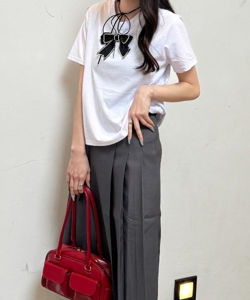 nemne store(ネンネストア)の「《Delfy》リボンブローチTシャツ(Tシャツ/カットソー・レディース・ブラック/オフホワイト・フリー)」の2枚目の写真