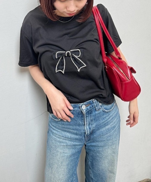 nemne store(ネンネストア)の「《Delfy》リボンブローチTシャツ(Tシャツ/カットソー・レディース・ブラック/オフホワイト・フリー)」の1枚目の写真