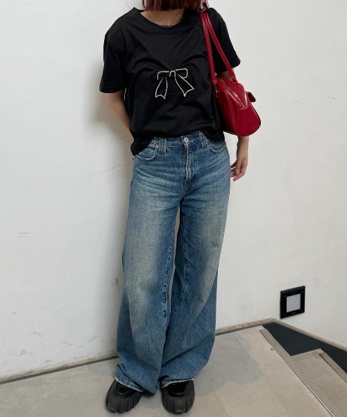 nemne store(ネンネストア)の「《Delfy》リボンブローチTシャツ(Tシャツ/カットソー・レディース・ブラック/オフホワイト・フリー)」の6枚目の写真