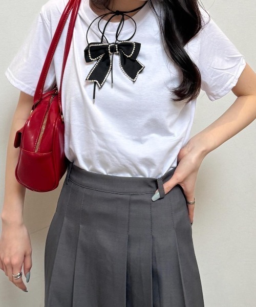 nemne store(ネンネストア)の「《Delfy》リボンブローチTシャツ(Tシャツ/カットソー・レディース・ブラック/オフホワイト・フリー)」の12枚目の写真