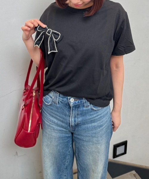 nemne store(ネンネストア)の「《Delfy》リボンブローチTシャツ(Tシャツ/カットソー・レディース・ブラック/オフホワイト・フリー)」の7枚目の写真