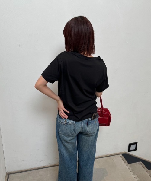 nemne store(ネンネストア)の「《Delfy》リボンブローチTシャツ(Tシャツ/カットソー・レディース・ブラック/オフホワイト・フリー)」の5枚目の写真