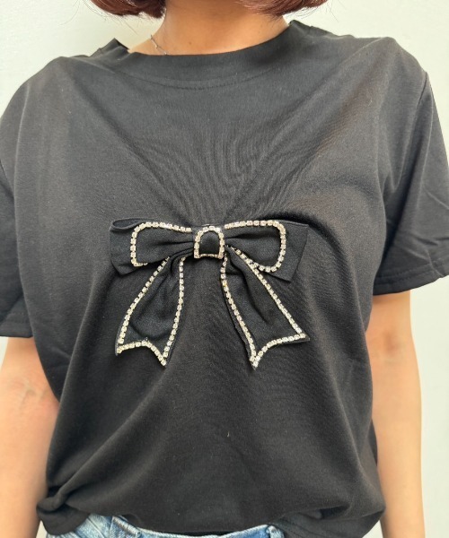 nemne store(ネンネストア)の「《Delfy》リボンブローチTシャツ(Tシャツ/カットソー・レディース・ブラック/オフホワイト・フリー)」の4枚目の写真