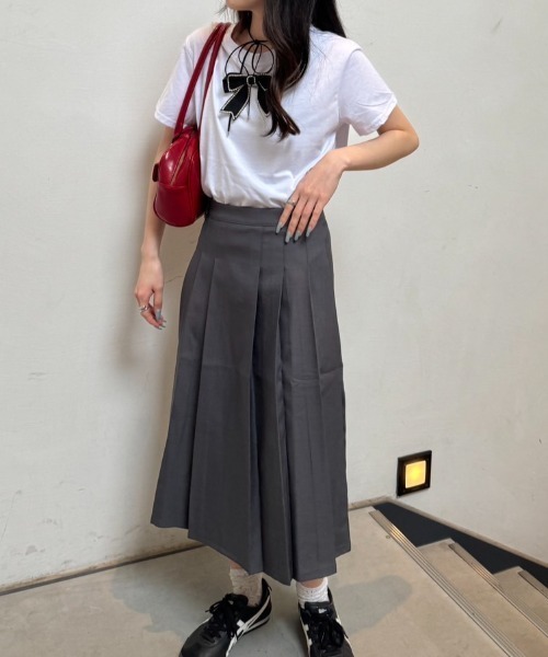nemne store(ネンネストア)の「《Delfy》リボンブローチTシャツ(Tシャツ/カットソー・レディース・ブラック/オフホワイト・フリー)」の11枚目の写真