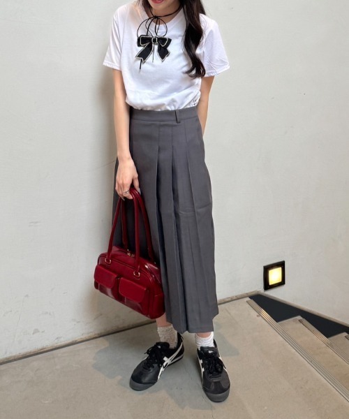 nemne store(ネンネストア)の「《Delfy》リボンブローチTシャツ(Tシャツ/カットソー・レディース・ブラック/オフホワイト・フリー)」の13枚目の写真