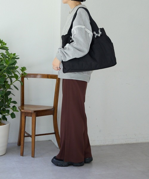ear PAPILLONNER(イアパピヨネ)の「《WEB限定カラーあり》ショルダー付き/樹脂パーツトートバッグLサイズ(トートバッグ・レディース・グレー系その他/ブラック系その他/カーキ/ブラック/シルバー系その他/ブラック系その他2/ベージュ系その他/アイボリー/ブルー系その他/グレー系その他2/グレー系その他3/ブラウン系その他/ブラック系その他3/ホワイト系その他2・FREE)」の15枚目の写真