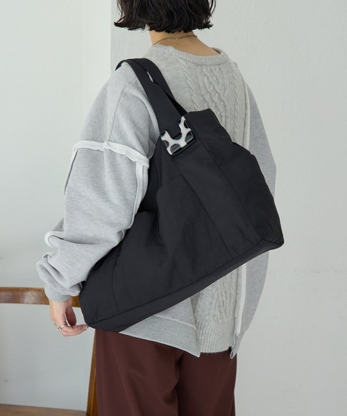 ear PAPILLONNER(イアパピヨネ)の「《WEB限定カラーあり》ショルダー付き/樹脂パーツトートバッグLサイズ(トートバッグ・レディース・グレー系その他/ブラック系その他/カーキ/ブラック/シルバー系その他/ブラック系その他2/ベージュ系その他/アイボリー/ブルー系その他/グレー系その他2/グレー系その他3/ブラウン系その他/ブラック系その他3/ホワイト系その他2・FREE)」の17枚目の写真