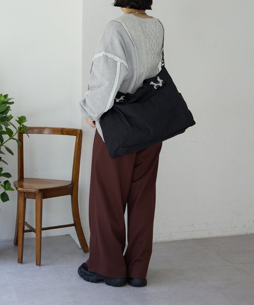 ear PAPILLONNER(イアパピヨネ)の「《WEB限定カラーあり》ショルダー付き/樹脂パーツトートバッグLサイズ(トートバッグ・レディース・グレー系その他/ブラック系その他/カーキ/ブラック/シルバー系その他/ブラック系その他2/ベージュ系その他/アイボリー/ブルー系その他/グレー系その他2/グレー系その他3/ブラウン系その他/ブラック系その他3/ホワイト系その他2・FREE)」の19枚目の写真
