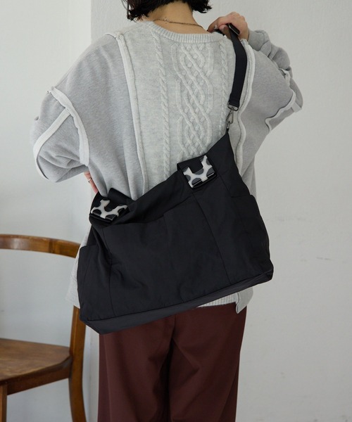 ear PAPILLONNER(イアパピヨネ)の「《WEB限定カラーあり》ショルダー付き/樹脂パーツトートバッグLサイズ(トートバッグ・レディース・グレー系その他/ブラック系その他/カーキ/ブラック/シルバー系その他/ブラック系その他2/ベージュ系その他/アイボリー/ブルー系その他/グレー系その他2/グレー系その他3/ブラウン系その他/ブラック系その他3/ホワイト系その他2・FREE)」の21枚目の写真