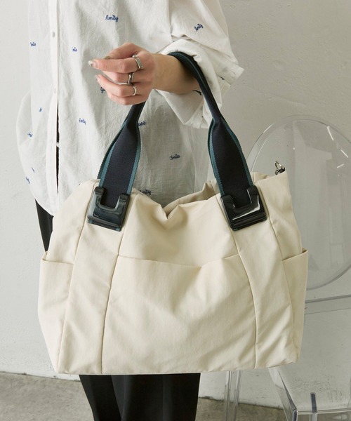 ear PAPILLONNER(イアパピヨネ)の「《WEB限定カラーあり》ショルダー付き/樹脂パーツトートバッグLサイズ(トートバッグ・レディース・グレー系その他/ブラック系その他/カーキ/ブラック/シルバー系その他/ブラック系その他2/ベージュ系その他/アイボリー/ブルー系その他/グレー系その他2/グレー系その他3/ブラウン系その他/ブラック系その他3/ホワイト系その他2・FREE)」の22枚目の写真