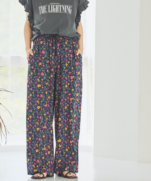 coen（コーエン）の「オータムフラワープリントイージーワイドパンツ（その他パンツ・レディース・ブラウン/ネイビー/ブラック・M/L）」の3枚目の写真
