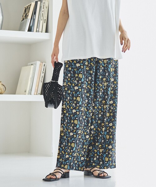 coen（コーエン）の「オータムフラワープリントイージーワイドパンツ（その他パンツ・レディース・ブラウン/ネイビー/ブラック・M/L）」の2枚目の写真