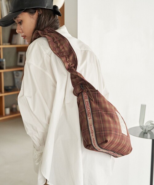FREAK'S STORE（フリークスストア）の「THEATRE PRODUCTS × FREAK'S STORE/シアタープロダクツ 別注 2WAY チェックギャザーショルダーバッグ（ショルダーバッグ・レディース・ネイビー/ブラック/ワインレッド・ONE SIZE）」の4枚目の写真