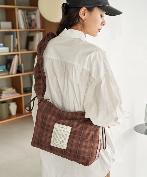 FREAK'S STORE（フリークスストア）の「THEATRE PRODUCTS × FREAK'S STORE/シアタープロダクツ 別注 2WAY チェックギャザーショルダーバッグ（ショルダーバッグ・レディース・ネイビー/ブラック/ワインレッド・ONE SIZE）」の5枚目の写真