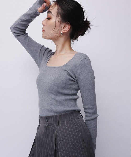 YOOU(ユー)の「スクエアネックニット/フィットシルエット × コンパクトデザイン(ニット/セーター・レディース・ベージュ/グレー/ブラック・FREE)」の14枚目の写真