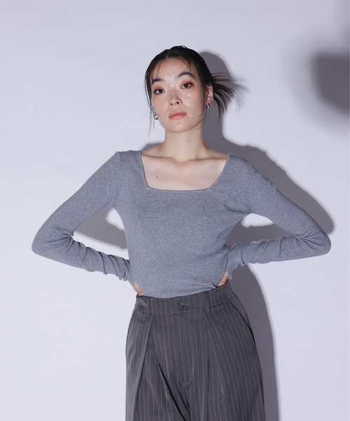 YOOU(ユー)の「スクエアネックニット/フィットシルエット × コンパクトデザイン(ニット/セーター・レディース・ベージュ/グレー/ブラック・FREE)」の15枚目の写真