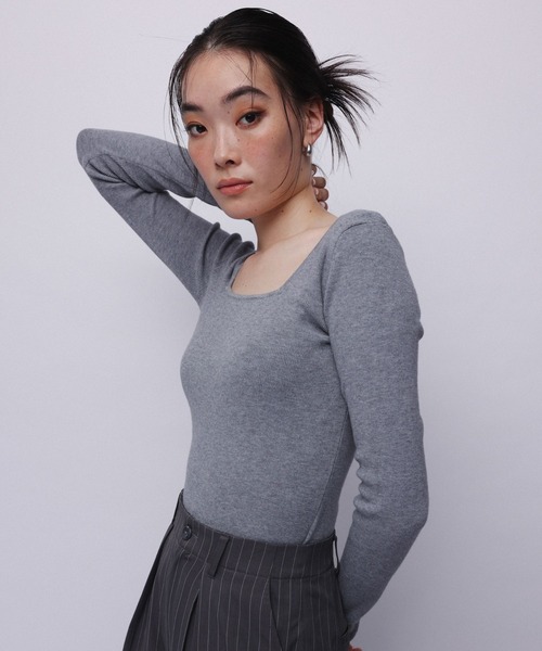 YOOU(ユー)の「スクエアネックニット/フィットシルエット × コンパクトデザイン(ニット/セーター・レディース・ベージュ/グレー/ブラック・FREE)」の16枚目の写真