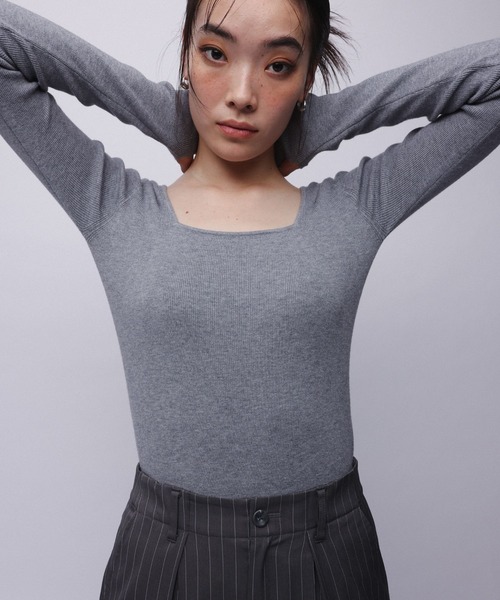 YOOU(ユー)の「スクエアネックニット/フィットシルエット × コンパクトデザイン(ニット/セーター・レディース・ベージュ/グレー/ブラック・FREE)」の17枚目の写真