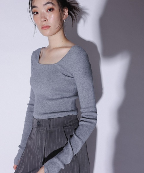 YOOU(ユー)の「スクエアネックニット/フィットシルエット × コンパクトデザイン(ニット/セーター・レディース・ベージュ/グレー/ブラック・FREE)」の19枚目の写真