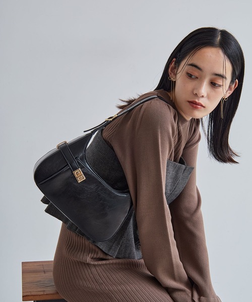 VIS(ビス)の「フロントポケットワンショルダーバッグ(ハンドバッグ・レディース・キナリ/ブラック・FREE)」の4枚目の写真