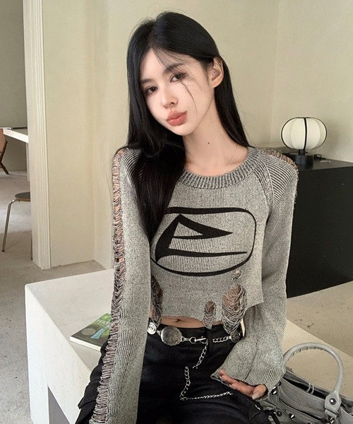 shopnikoniko(ショップニコニコ)の「フロントロゴ ショート丈 ダメージニットトップス(ニット/セーター・レディース・グレー・フリー)」の3枚目の写真