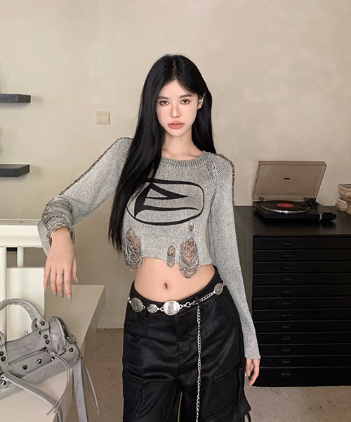shopnikoniko(ショップニコニコ)の「フロントロゴ ショート丈 ダメージニットトップス(ニット/セーター・レディース・グレー・フリー)」の5枚目の写真