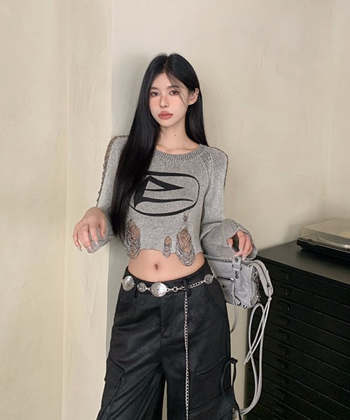 shopnikoniko(ショップニコニコ)の「フロントロゴ ショート丈 ダメージニットトップス(ニット/セーター・レディース・グレー・フリー)」の7枚目の写真