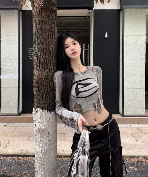 shopnikoniko(ショップニコニコ)の「フロントロゴ ショート丈 ダメージニットトップス(ニット/セーター・レディース・グレー・フリー)」の11枚目の写真