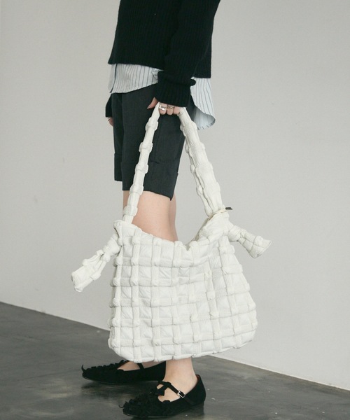 Lutim by u(ルチバイユー)の「Bubble Nylon Shoulder Bag / バブルナイロンショルダーバッグ(トートバッグ・レディース・アイボリー/ベージュ・FREE)」の1枚目の写真