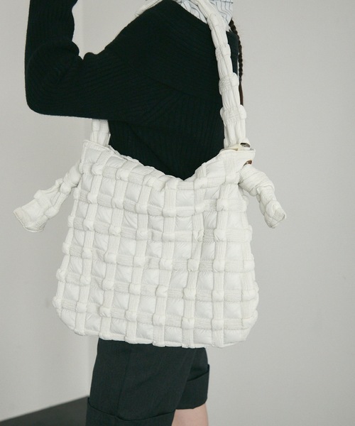 Lutim by u(ルチバイユー)の「Bubble Nylon Shoulder Bag / バブルナイロンショルダーバッグ(トートバッグ・レディース・アイボリー/ベージュ・FREE)」の6枚目の写真