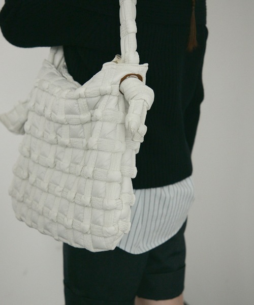 Lutim by u(ルチバイユー)の「Bubble Nylon Shoulder Bag / バブルナイロンショルダーバッグ(トートバッグ・レディース・アイボリー/ベージュ・FREE)」の7枚目の写真
