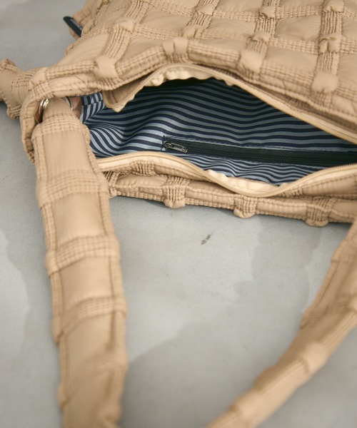 Lutim by u(ルチバイユー)の「Bubble Nylon Shoulder Bag / バブルナイロンショルダーバッグ(トートバッグ・レディース・アイボリー/ベージュ・FREE)」の8枚目の写真