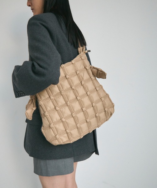 Lutim by u(ルチバイユー)の「Bubble Nylon Shoulder Bag / バブルナイロンショルダーバッグ(トートバッグ・レディース・アイボリー/ベージュ・FREE)」の14枚目の写真