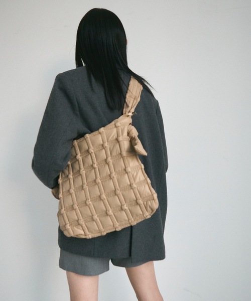 Lutim by u(ルチバイユー)の「Bubble Nylon Shoulder Bag / バブルナイロンショルダーバッグ(トートバッグ・レディース・アイボリー/ベージュ・FREE)」の15枚目の写真