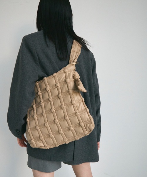 Lutim by u(ルチバイユー)の「Bubble Nylon Shoulder Bag / バブルナイロンショルダーバッグ(トートバッグ・レディース・アイボリー/ベージュ・FREE)」の16枚目の写真