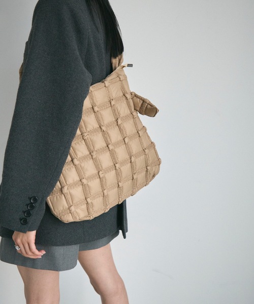 Lutim by u(ルチバイユー)の「Bubble Nylon Shoulder Bag / バブルナイロンショルダーバッグ(トートバッグ・レディース・アイボリー/ベージュ・FREE)」の18枚目の写真