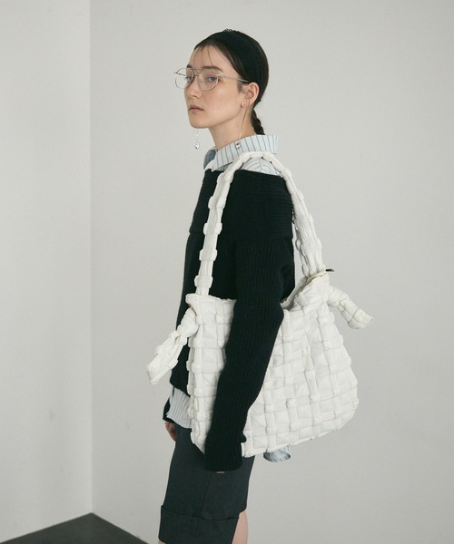 Lutim by u(ルチバイユー)の「Bubble Nylon Shoulder Bag / バブルナイロンショルダーバッグ(トートバッグ・レディース・アイボリー/ベージュ・FREE)」の3枚目の写真