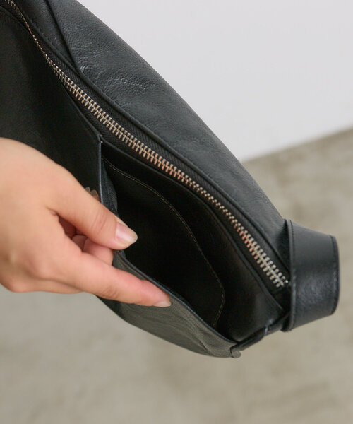 ear PAPILLONNER（イアパピヨネ）の「《本革/280g》ミニスワローマチ