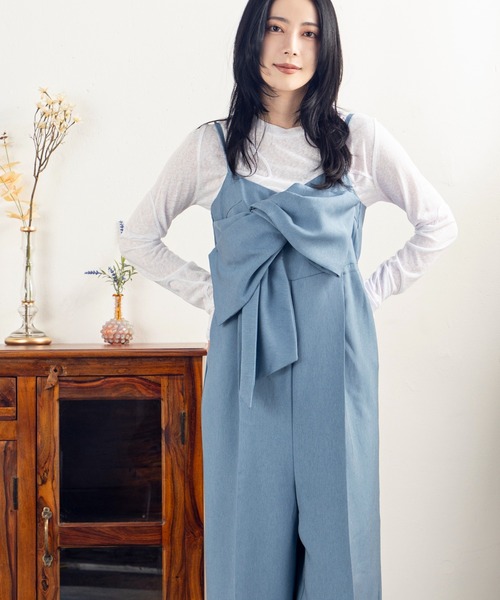 MILLION CARATS(ミリオンカラッツ)の「女性らしさとモード感を兼ね備えたクロスリボンオーバーオール(サロペット/オーバーオール・レディース・サックスブルー/ブラック/ベージュ・FREE)」の3枚目の写真