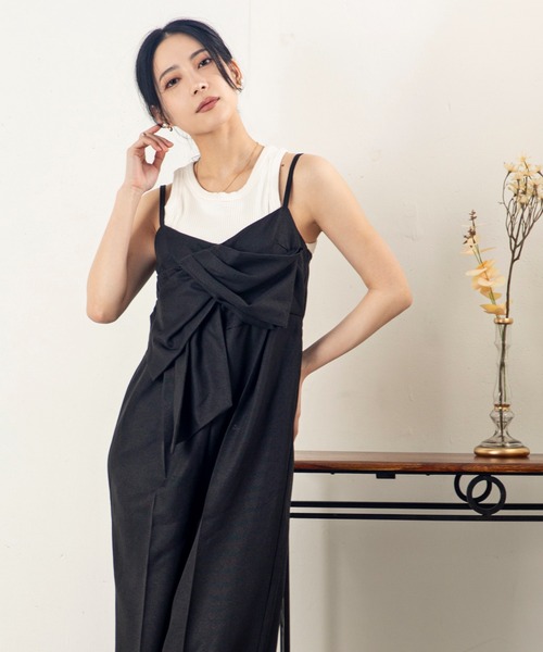 MILLION CARATS(ミリオンカラッツ)の「女性らしさとモード感を兼ね備えたクロスリボンオーバーオール(サロペット/オーバーオール・レディース・サックスブルー/ブラック/ベージュ・FREE)」の2枚目の写真