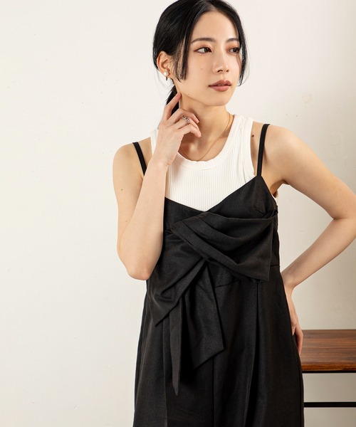 MILLION CARATS(ミリオンカラッツ)の「女性らしさとモード感を兼ね備えたクロスリボンオーバーオール(サロペット/オーバーオール・レディース・サックスブルー/ブラック/ベージュ・FREE)」の22枚目の写真