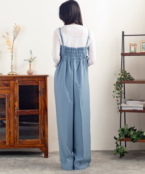 MILLION CARATS(ミリオンカラッツ)の「女性らしさとモード感を兼ね備えたクロスリボンオーバーオール(サロペット/オーバーオール・レディース・サックスブルー/ブラック/ベージュ・FREE)」の4枚目の写真