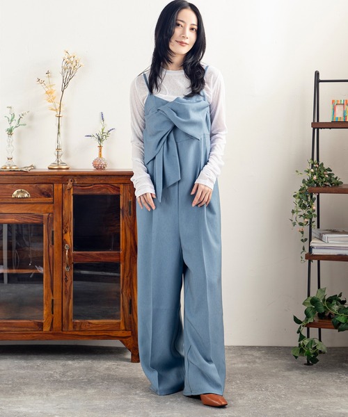 MILLION CARATS(ミリオンカラッツ)の「女性らしさとモード感を兼ね備えたクロスリボンオーバーオール(サロペット/オーバーオール・レディース・サックスブルー/ブラック/ベージュ・FREE)」の5枚目の写真