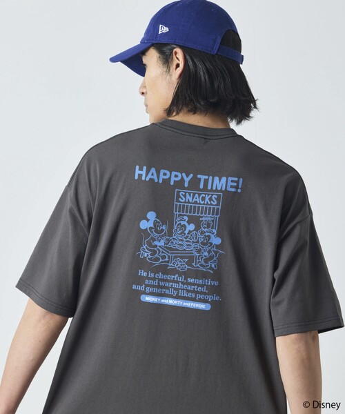 FREAK'S STORE(フリークスストア)の「限定展開/DISNEY ディズニー/ミッキーマウス/ 別注 ビッグシルエット バックプリントTシャツ/HAPPY TIME(Tシャツ/カットソー・メンズ・アッシュグレー/スミクロ/ホワイト/ピンク・SMALL/MEDIUM/LARGE)」の5枚目の写真