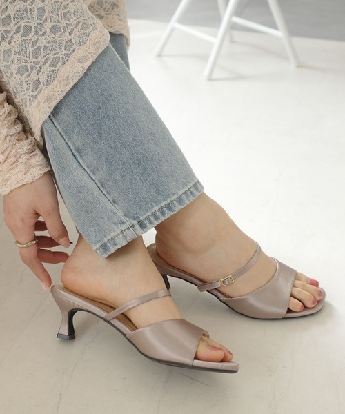 AmiAmi（アミアミ）の「さっと履ける！ストラップミュールサンダル（サンダル・レディース・アイボリー/ブラック/グレイッシュベージュ/ダークネイビー/ダークブラウン・L/LL/M/S）」の4枚目の写真